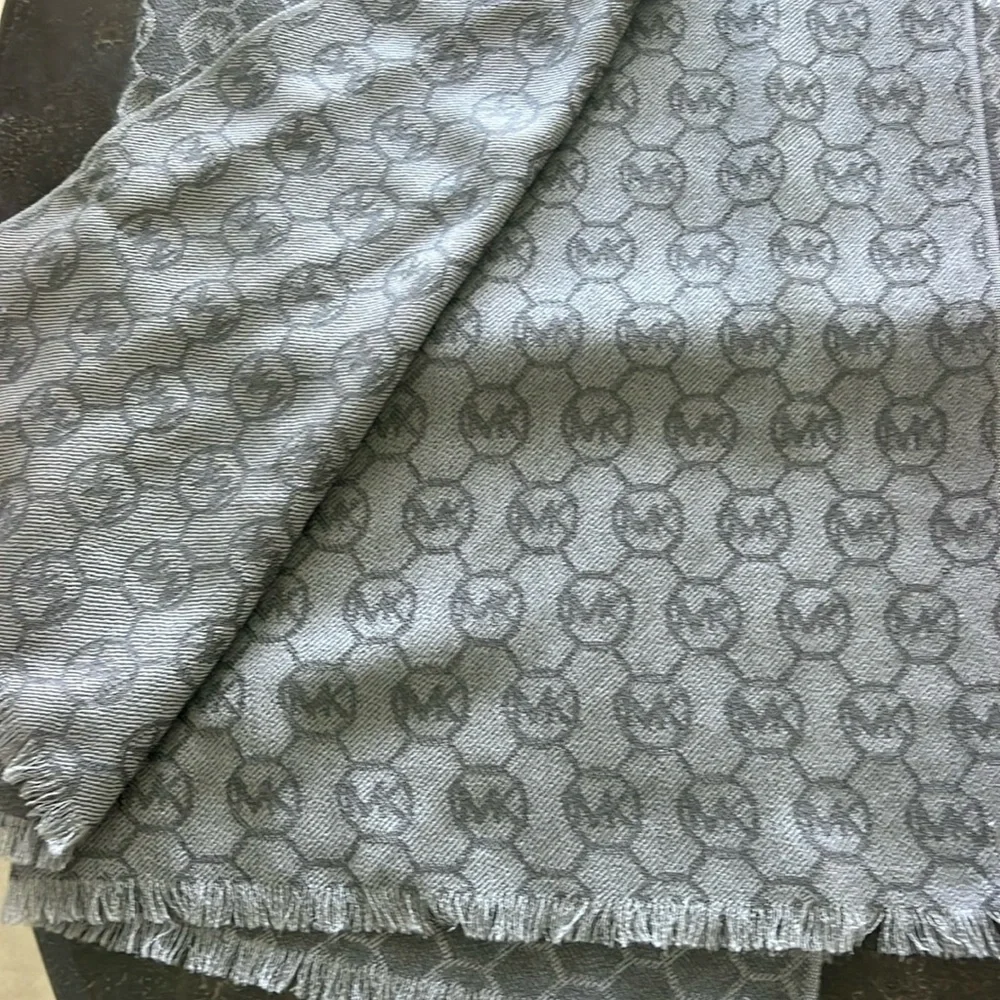 Authentic Michael Kori gray long scarf light weight reversible w/fringe unisex